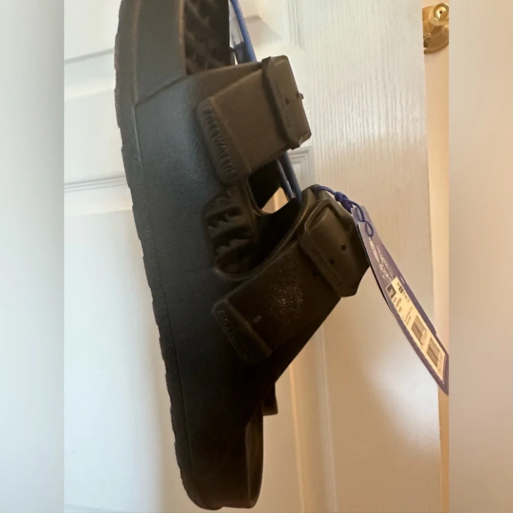 Mens Free Waters slides. NWTs. Size 12 - Picture 4 of 5